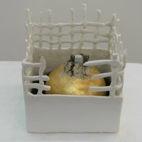 Behütet (Porzellan, Pelz, Gold 14 x 14 x 14 cm)