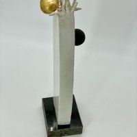 Im freien Fall (Keramik, Blattgold, Marmor, 45 x 12 x 10 cm)