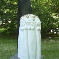 Die goldenen Äpfel der Hesperiden (Kunststoff, Holz, 320 x 80 x 80 cm) 