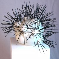 Selfprotected (Porzellan bemalt, Kunststoff, 35 x 40 x 40 cm)