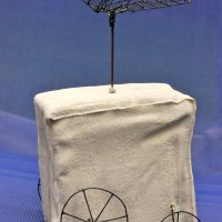 Sonnenwagen der Zukunft, solarbetrieben (Porzellan, Eisen, 23 x 16 x 16 cm)