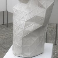 Die Katze hell (Keramik, Holz, 54 x 33 x 22 cm)